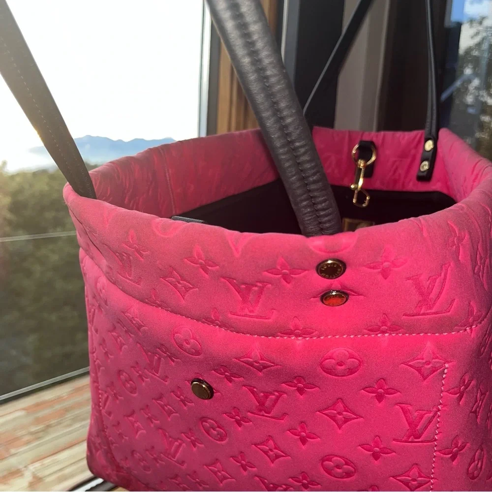 Louis Vuitton: Limited Edition Neoprene Scuba LV Monogram MM Tote Bag (Fuchsia) - Picture 7 of 17